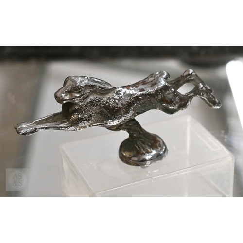497A - A vintage electroplated cast metal 'Running Hare' car mascot, 6.5 x 13cm