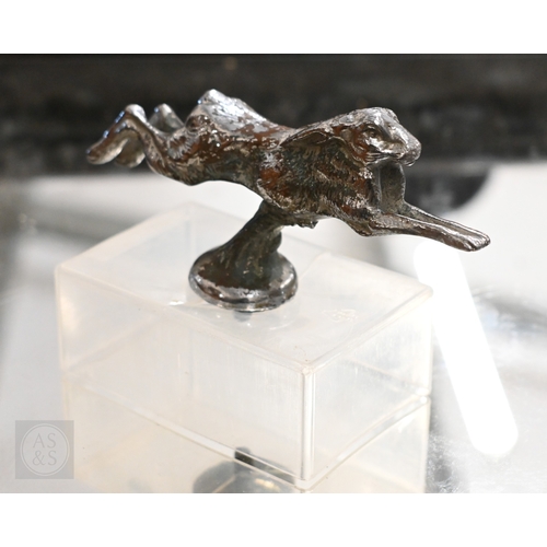 497A - A vintage electroplated cast metal 'Running Hare' car mascot, 6.5 x 13cm