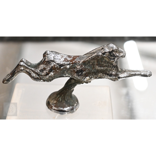 497A - A vintage electroplated cast metal 'Running Hare' car mascot, 6.5 x 13cm