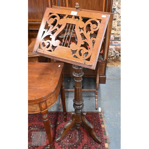 39 - A Regency mahogany double sided tripod music stand, the adjustable easels with fret cut lyre panel r... 