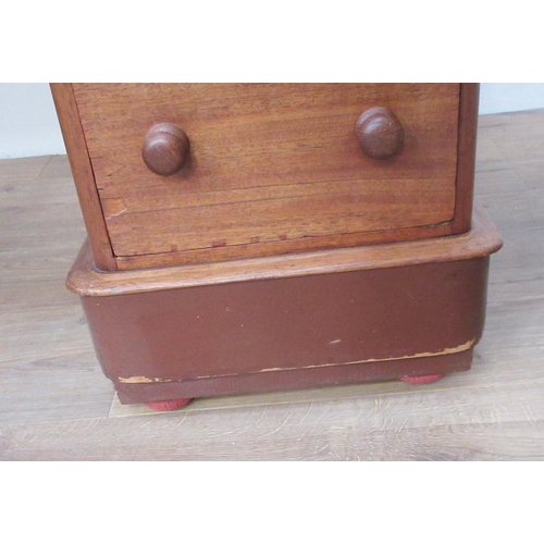 391 - A small mahogany Pedestal Desk, inset leather top, 3ft 4in wide.