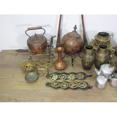 399 - A quantity of Metalware, including two Coaching Horns, brass Trivets, Copper Kettle, pewter Tankards... 