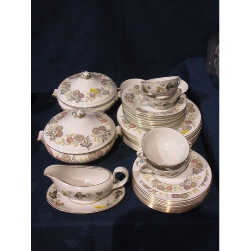 430 - An Aynsley 'Pembroke' Tea and Dinner Service.