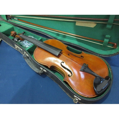 192 - A Violin in case and a quantity of Records