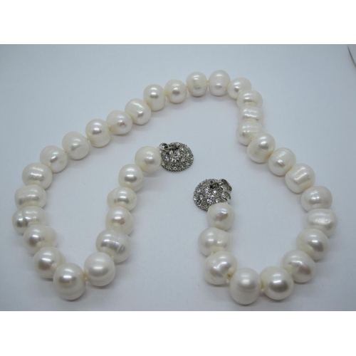 81 - A single row of freshwater Pearls on magnetic clasp set cz