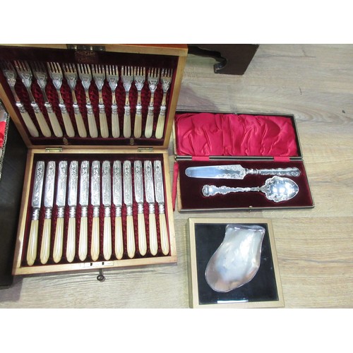 542 - A case of twelve plated fish knives and forks, a quantity of plated Cutlery and a shell Dish