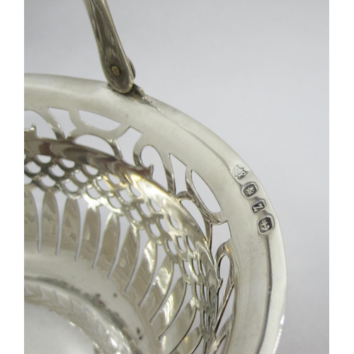 130 - A Victorian silver pierced oval Basket with swing handle, Birmingham 1899.