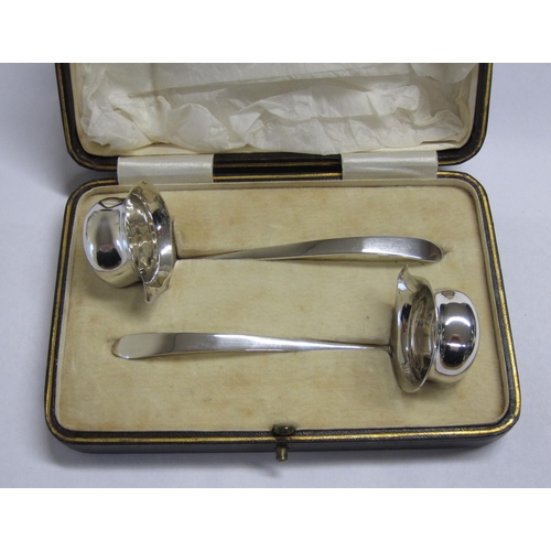 210 - A pair of George V silver small Ladles with plain stems, Sheffield 1928129, maker Charles Boynton & ... 