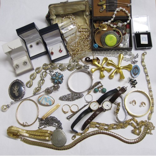 419 - A collection of Costume Jewellery including simulated pearls, gilt metal necklace, brooches, bracele... 