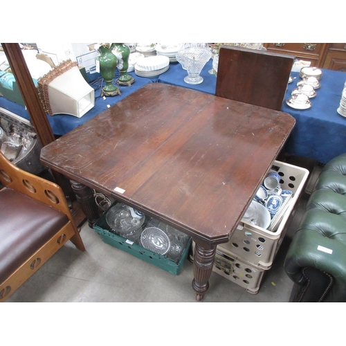 490 - A Victorian mahogany extending Dining Table with one leaf 3ft 6in L x 2ft 5in H