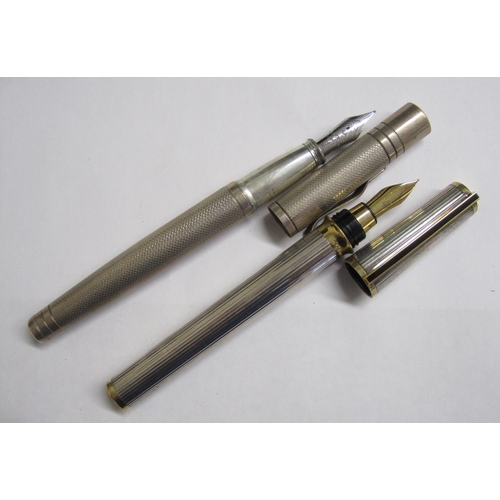 194 - A Yard O Led silver cased Fountain Pen with engine turning, Birmingham 2001, no box or papers and a ... 