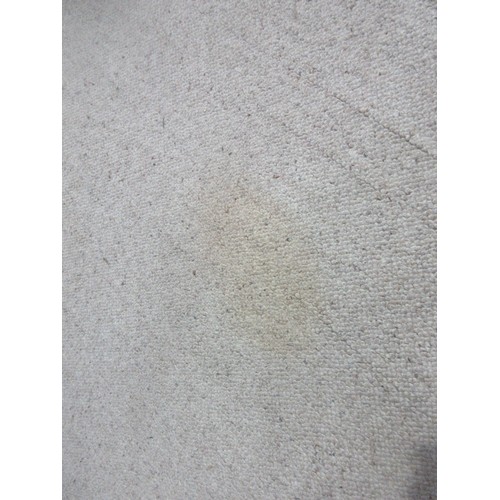 71 - A modern white Carpet 11ft 2in L x 8ft 2in W