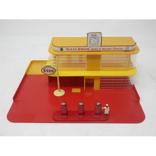 186 - A boxed Matchbox MG-1 Service Station, complete