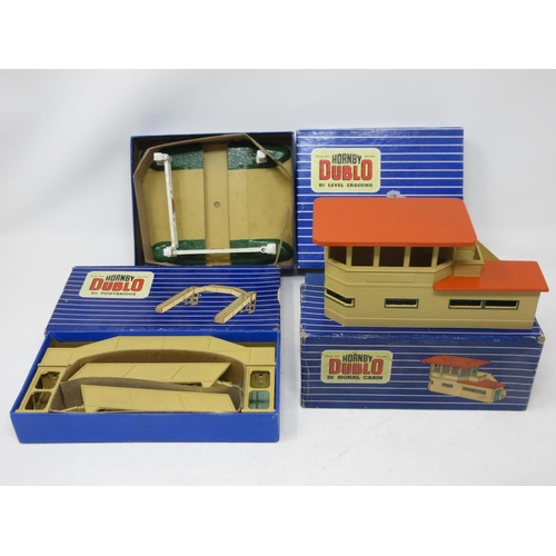 35 - Two boxed Hornby Dublo ED1 Signals, D1 and D2 boxed Signals, a boxed D1 Footbridge, D1 Signal Cabin ... 