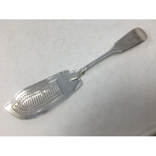 243 - A George IV silver Fish Slice, fiddle pattern engraved crest, London 1829, maker: W.E.