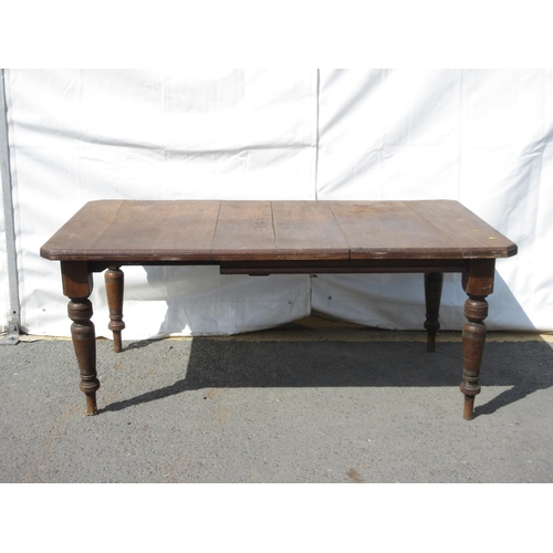 489 - A Victorian oak Dining Table on turned legs 5ft 10in W x 2ft 5in H