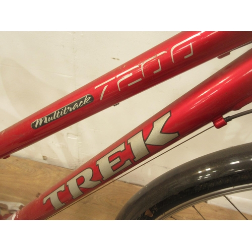 657 - A Trek 7200 ladies Bicycle and a Diamond Back gents Bicycle