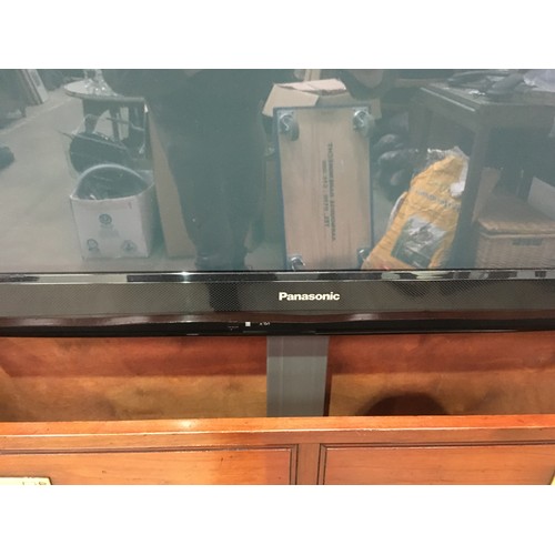 663 - A mahogany veneered TV Cabinet with 42 inch flatscreen TV on electric lifting motor 4ft 1in W x 3ft ... 