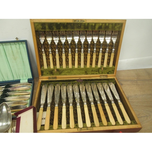 50 - A canteen of twelve plated Fish Knives and Forks, a quantity of boxed Cutlery and other plated Cutle... 