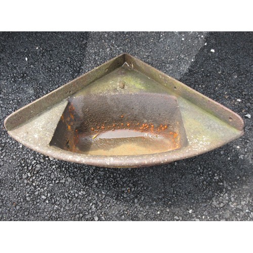 665 - A cast iron corner Trough 3ft 1in W