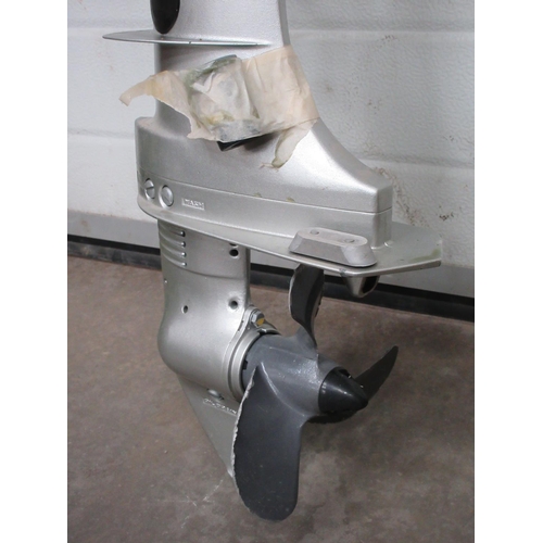 642A - A Honda 5hp Outboard Motor and Fuel Tank