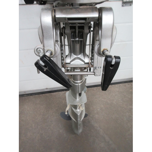 642A - A Honda 5hp Outboard Motor and Fuel Tank