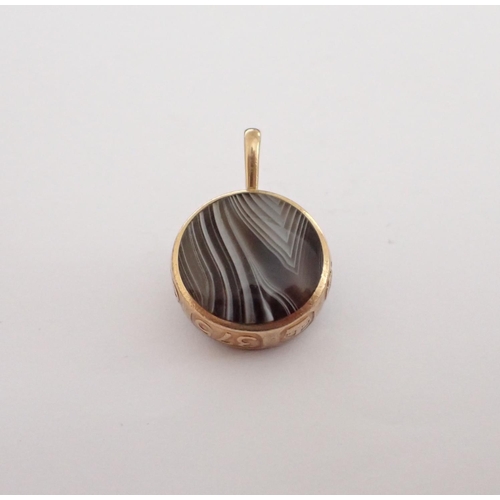 187 - A David Scott Walker double sided round Pendant set moss agate and banded agate in 9ct gold