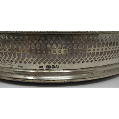 55 - An Elizabeth II silver mounted circular Drinks Tray with pierced frieze and mahogany base, London 19... 