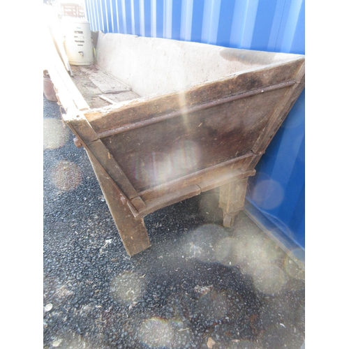 367 - A large wooden Feed Trough, A/F, 12ft 1in L x 2ft 5in H