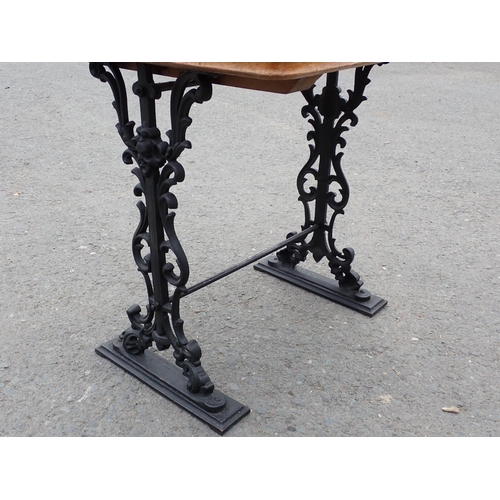 442 - An elm topped Pub Table on cast iron base 2ft 4in H x 2ft 3in W