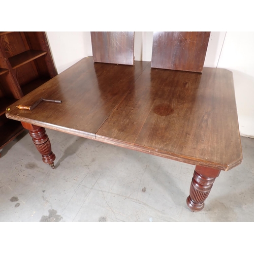 354 - A Victorian mahogany extending Dining Table with two spare leaves on reeded supports 7ft 11in L x 2f... 