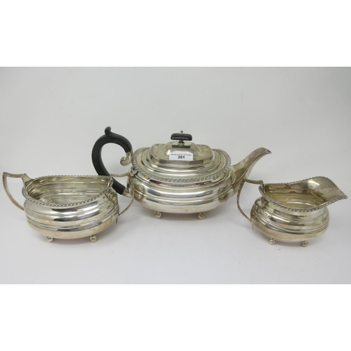 201 - A George V silver three piece Tea Service of boat shape with gadroon rims, on ball feet, Sheffield 1... 