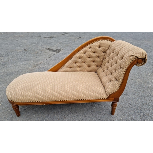 670 - A modern pink upholstered button back Chaise Longue on turned supports 5ft W x 2ft 7in H