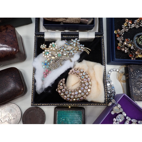 198 - A small collection of Costume Jewellery, a lady's Roamer Watch, a pair of old Spectacles, a Pocket W... 