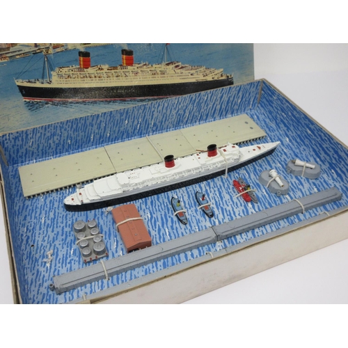 207 - A Tri-ang Minic Ships R.M.S. Queen Elizabeth Presentation Set