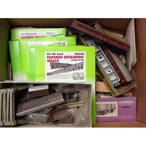 261 - A box of 00 gauge Airfix and Slater's Wagon Kits, three unboxed Bachmann G.W.R. Coaches, unboxed kit... 