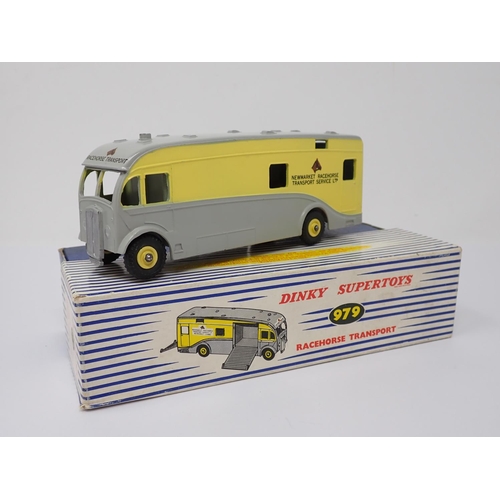 267 - A boxed Dinky Supertoys No.979 Newmarket Racehorse Transporter with horses