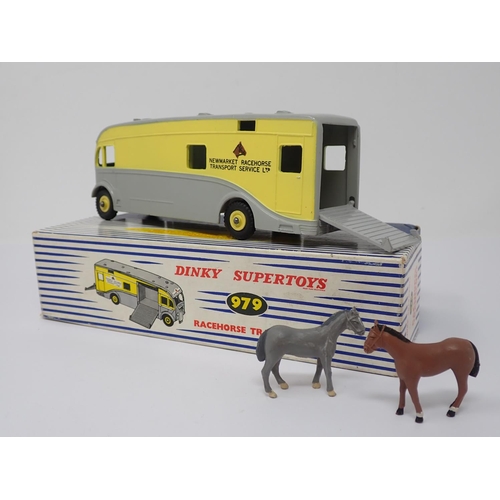 267 - A boxed Dinky Supertoys No.979 Newmarket Racehorse Transporter with horses