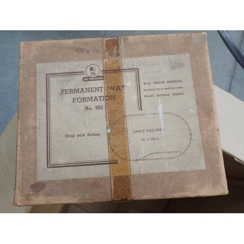 369 - A box of boxed Trix 00 gauge Railway including a No.925 Permanent Way Formation, Many Ways Station, ... 