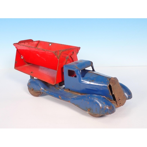 371 - An American tinplate Tipping Truck