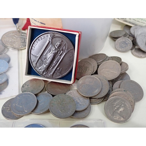 588 - A collection of British & World Coins, to include a small quantity of minor silver issues, a small c... 