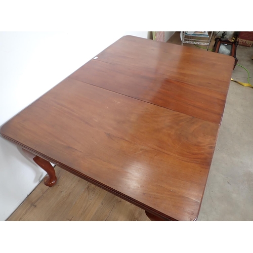 1025 - A late 19th Century mahogany extending Dining Table with one spare leaf on plain cabriole legs and c... 