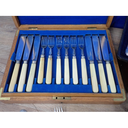 491 - A box of canteens and other Cutlery