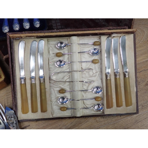 491 - A box of canteens and other Cutlery