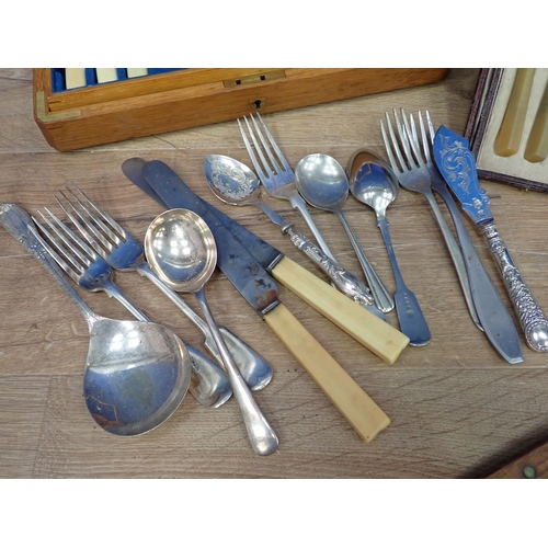 491 - A box of canteens and other Cutlery