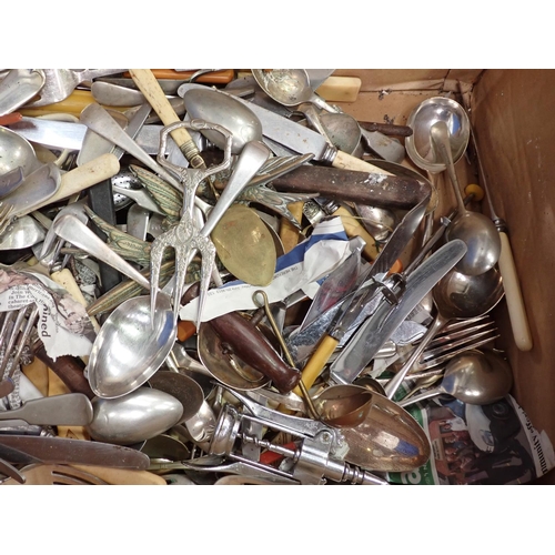 491 - A box of canteens and other Cutlery