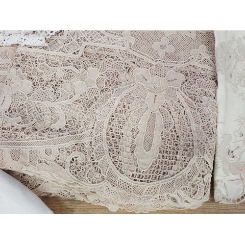 486 - A quantity of Lace and Table Linen