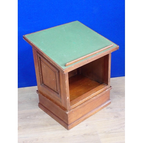 127 - A walnut table top Lectern 1ft 8in H x 1ft 5in W