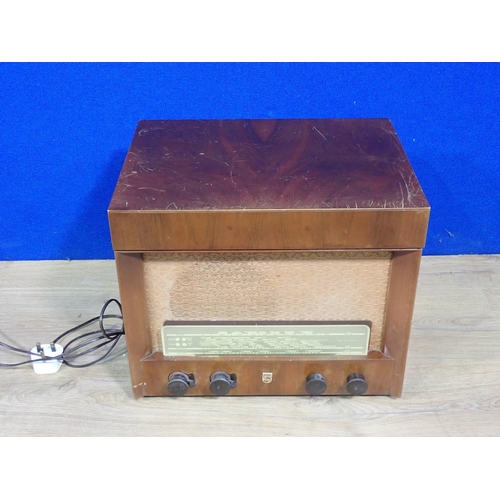 131 - A vintage Philips Radio