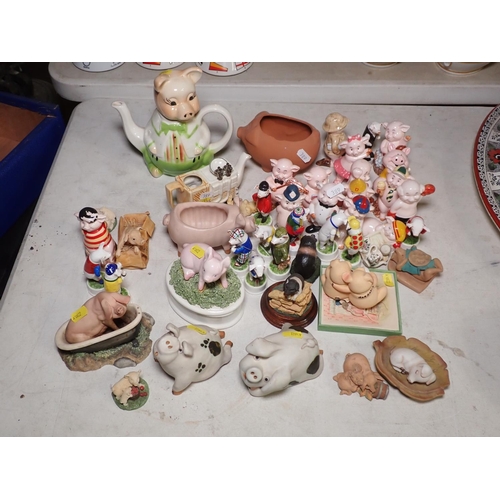 389 - A collection of ceramic pig ornaments and Piggy Banks